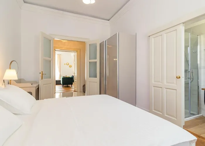 Augier - Centre - 100sqm - Free Parking Nearby * Pula